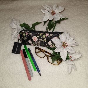 🆕️🎈🎈🎈🎉Kendall + Kylie Multi Purpose Cosmetic Pouch Floral 🌸 Print